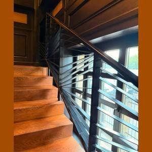 Məhəccər pilləkəndə təhlükəsizliyi təmin edən bir vasitədir. Metal perilalar.